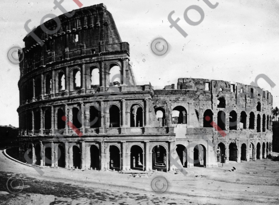 Fassade des Kolosseums | Facade of the Coliseum (simon-107-039b-sw.jpg)